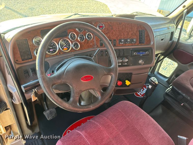 image for item NA9903 2004 Peterbilt 387 semi truck