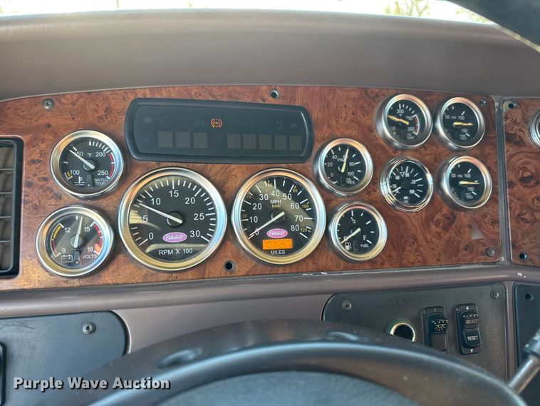 image for item NA9903 2004 Peterbilt 387 semi truck