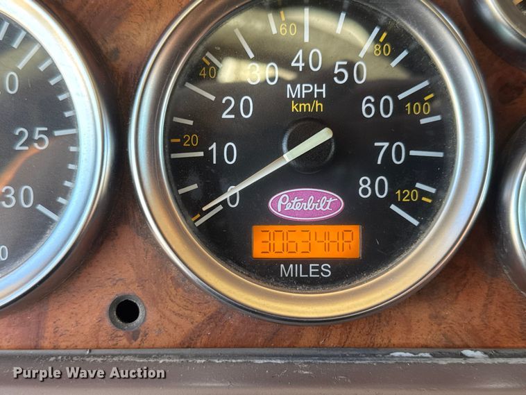 image for item NA9903 2004 Peterbilt 387 semi truck