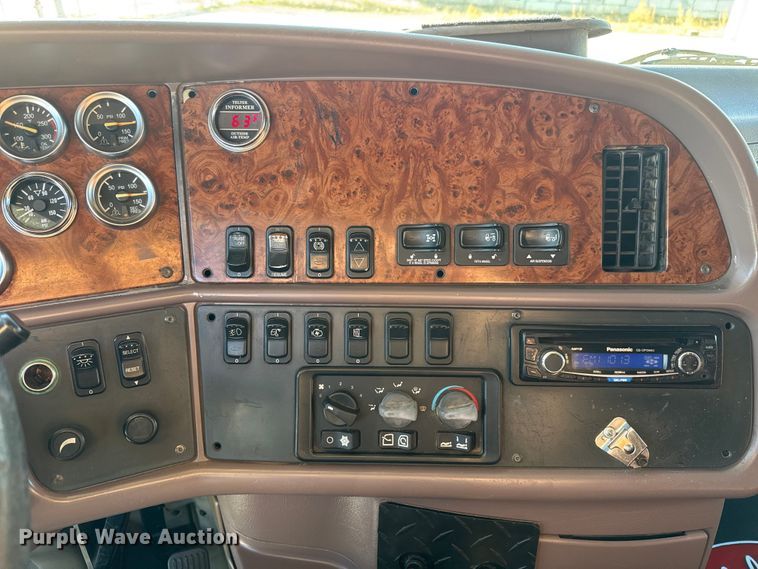 image for item NA9903 2004 Peterbilt 387 semi truck