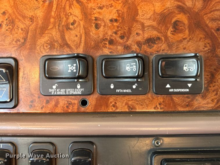 image for item NA9903 2004 Peterbilt 387 semi truck