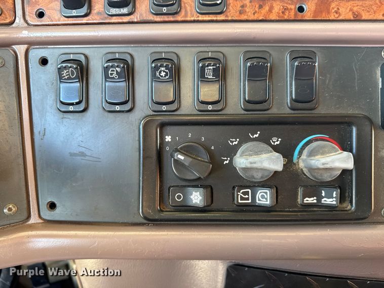 image for item NA9903 2004 Peterbilt 387 semi truck