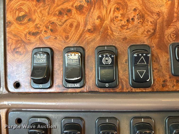 image for item NA9903 2004 Peterbilt 387 semi truck