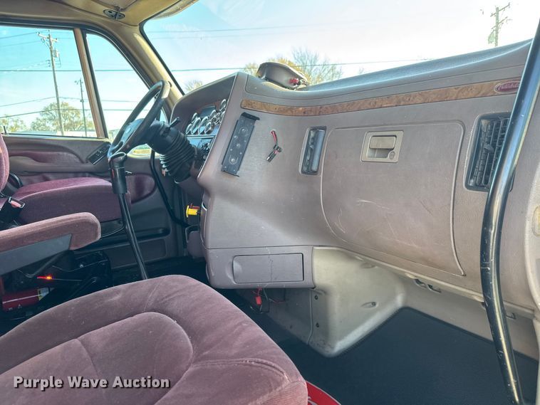 image for item NA9903 2004 Peterbilt 387 semi truck