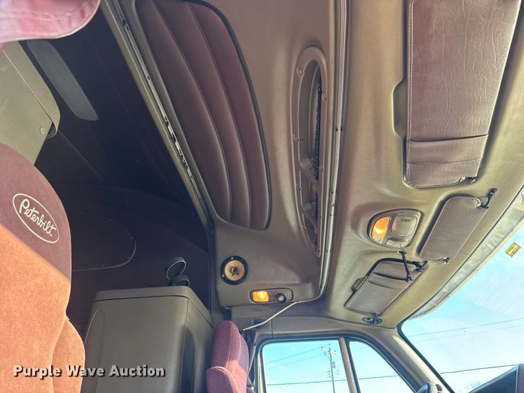 image for item NA9903 2004 Peterbilt 387 semi truck