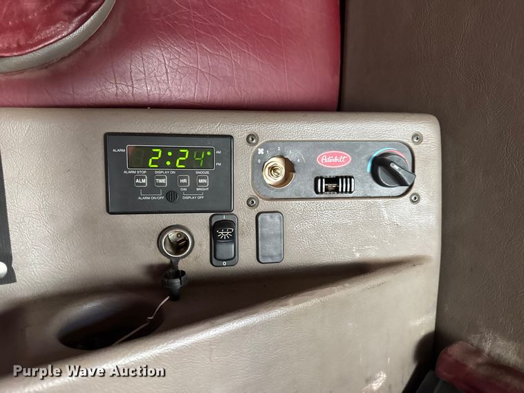 image for item NA9903 2004 Peterbilt 387 semi truck