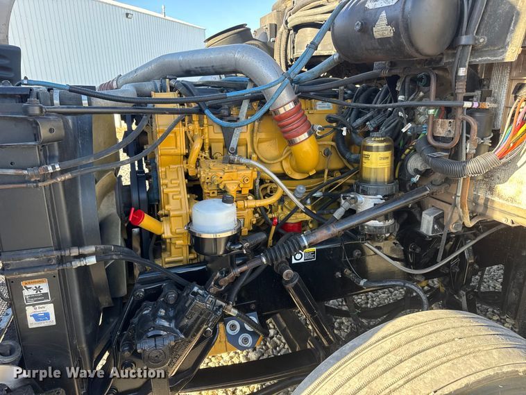 image for item NA9903 2004 Peterbilt 387 semi truck