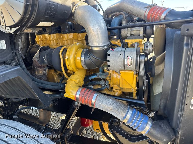 image for item NA9903 2004 Peterbilt 387 semi truck