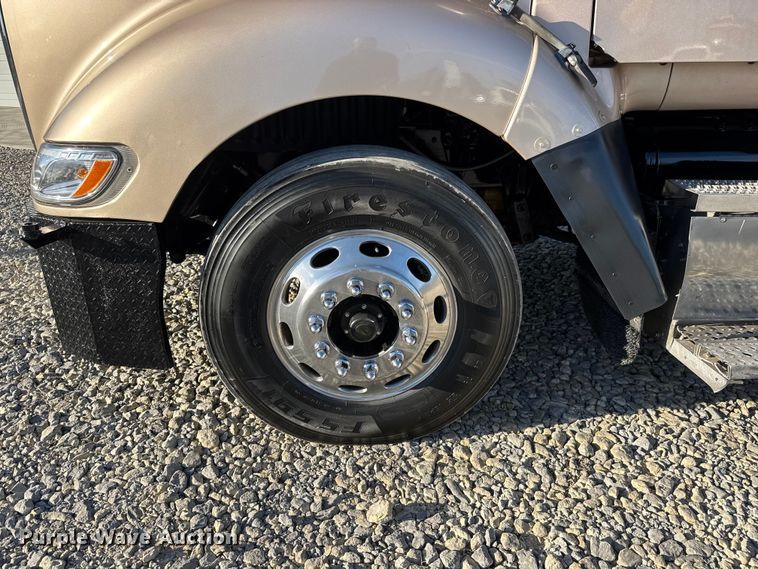 image for item NA9903 2004 Peterbilt 387 semi truck