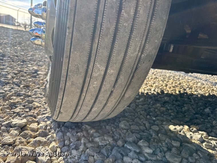 image for item NA9903 2004 Peterbilt 387 semi truck