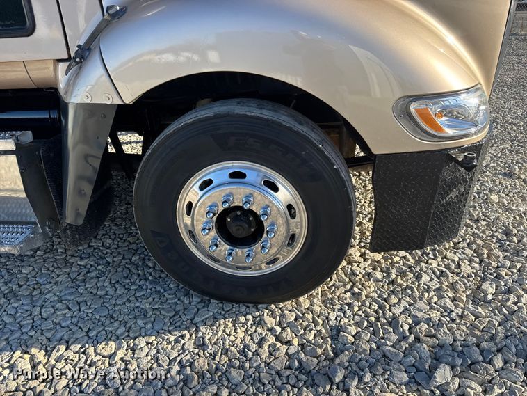 image for item NA9903 2004 Peterbilt 387 semi truck