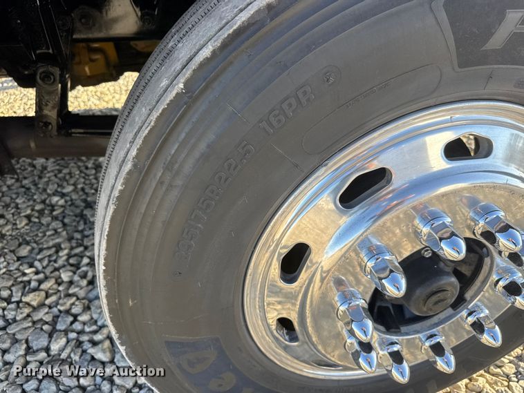 image for item NA9903 2004 Peterbilt 387 semi truck