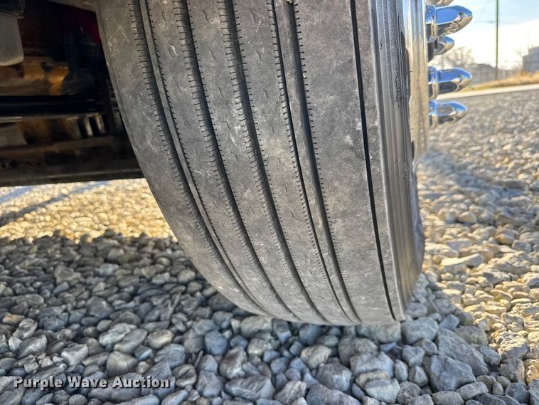 image for item NA9903 2004 Peterbilt 387 semi truck