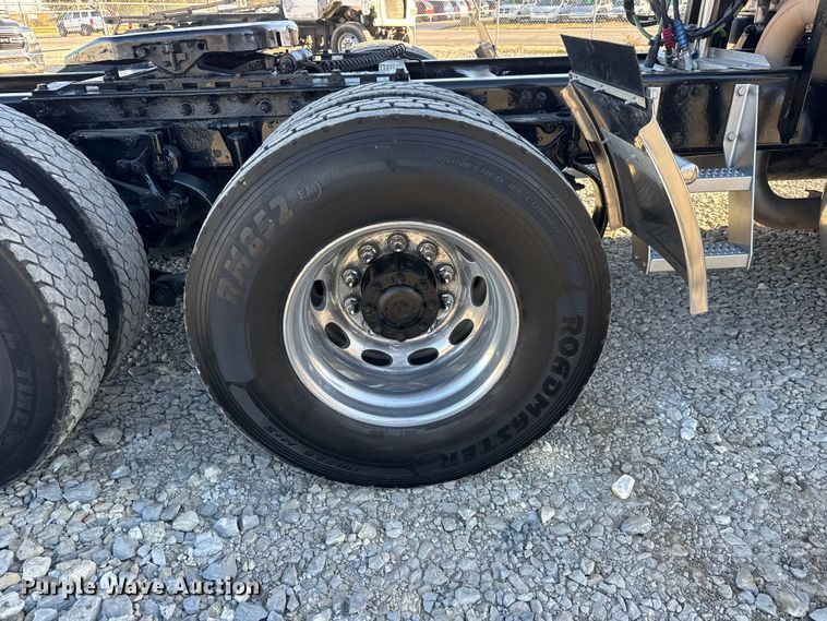 image for item NA9903 2004 Peterbilt 387 semi truck