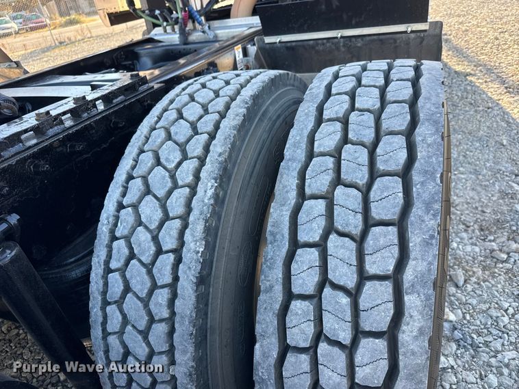 image for item NA9903 2004 Peterbilt 387 semi truck