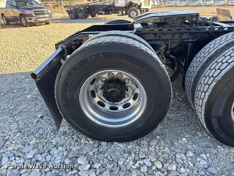 image for item NA9903 2004 Peterbilt 387 semi truck