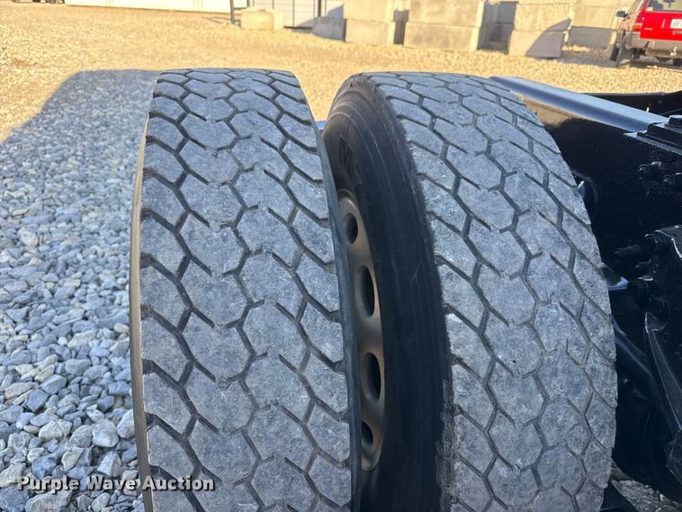 image for item NA9903 2004 Peterbilt 387 semi truck