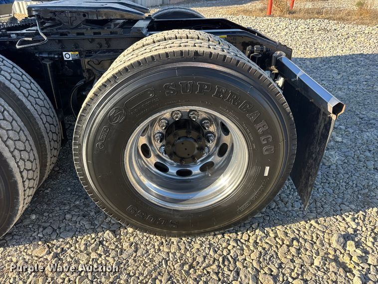 image for item NA9903 2004 Peterbilt 387 semi truck