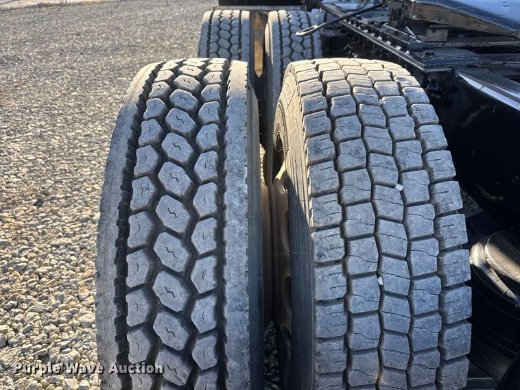 image for item NA9903 2004 Peterbilt 387 semi truck