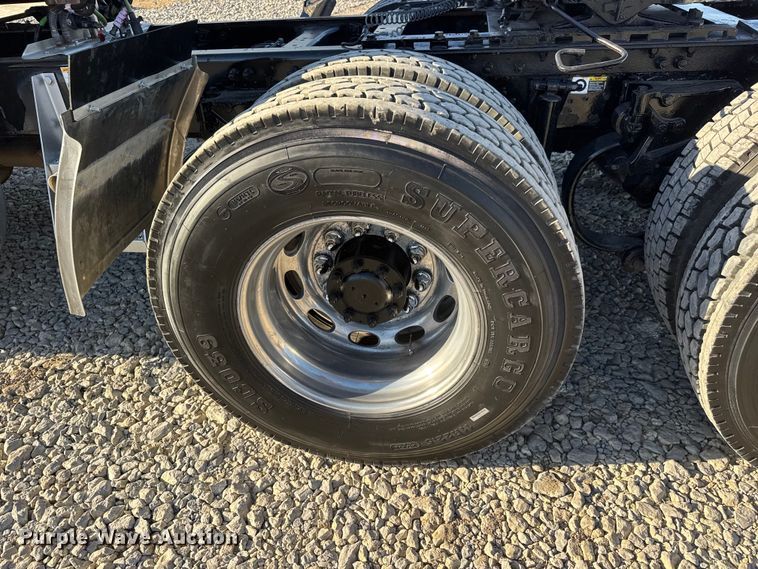 image for item NA9903 2004 Peterbilt 387 semi truck