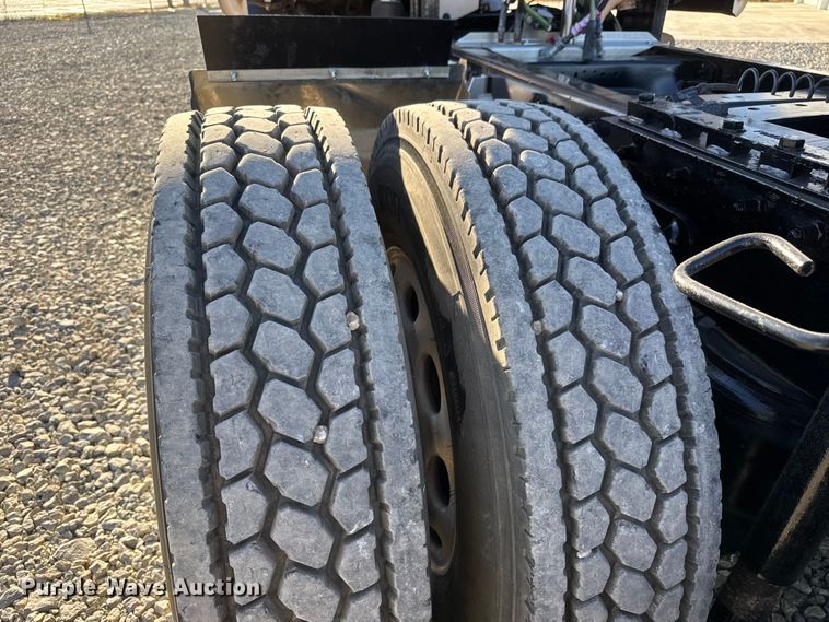 image for item NA9903 2004 Peterbilt 387 semi truck