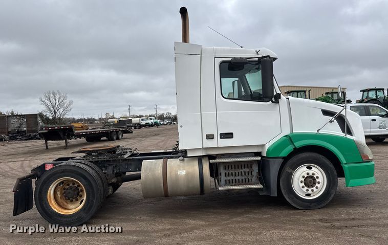 image for item NA9955 2010 Volvo VNL semi truck