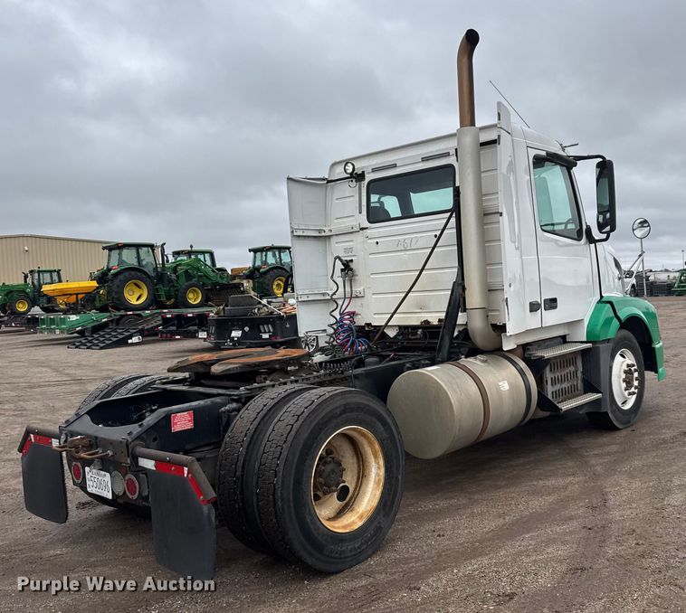 image for item NA9955 2010 Volvo VNL semi truck