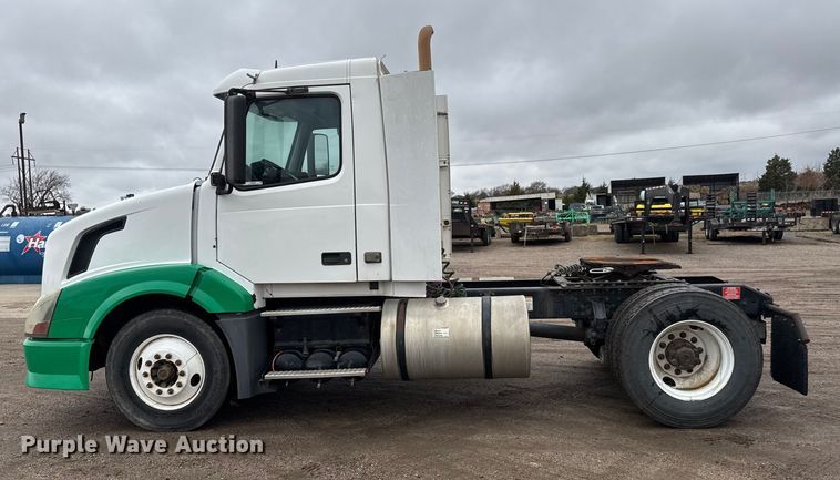 image for item NA9955 2010 Volvo VNL semi truck