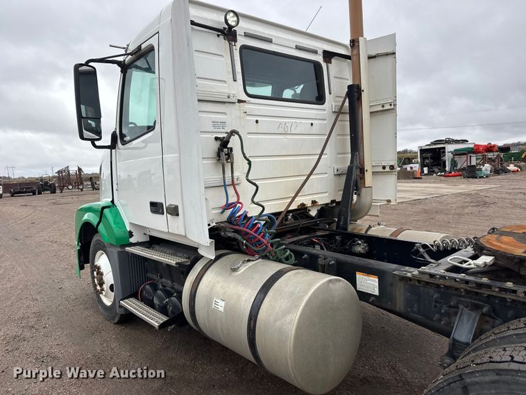image for item NA9955 2010 Volvo VNL semi truck