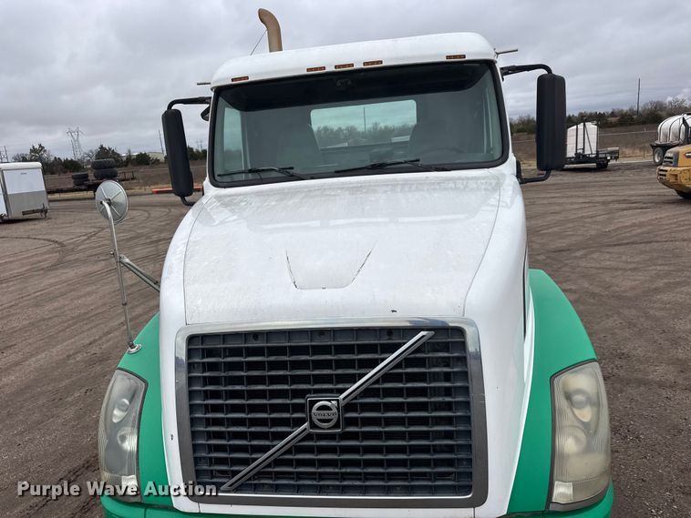 image for item NA9955 2010 Volvo VNL semi truck