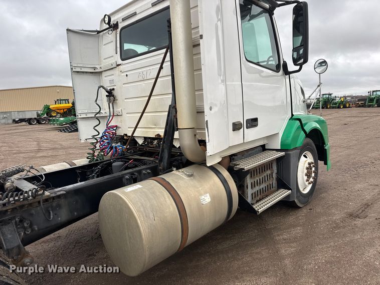 image for item NA9955 2010 Volvo VNL semi truck