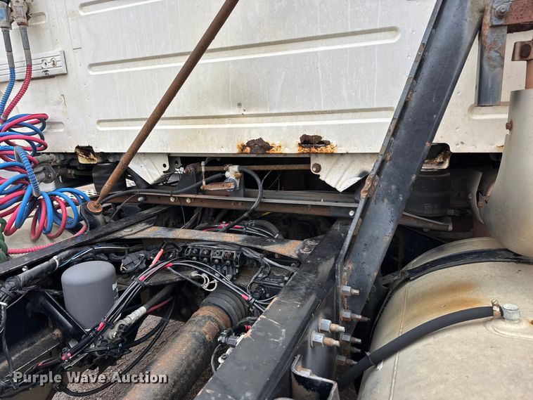 image for item NA9955 2010 Volvo VNL semi truck