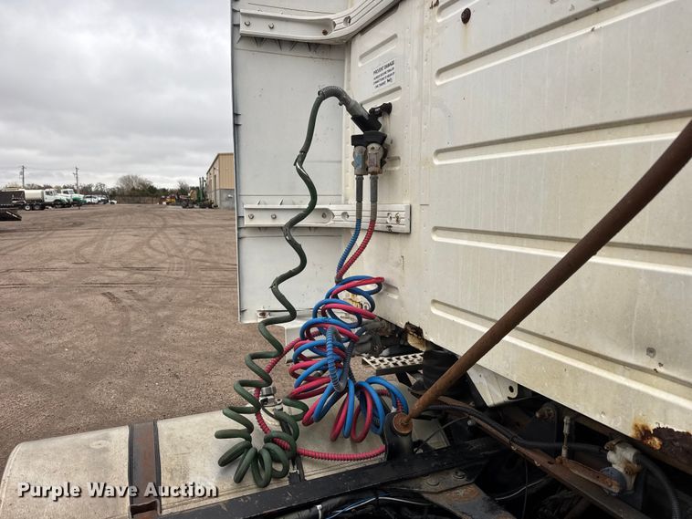 image for item NA9955 2010 Volvo VNL semi truck