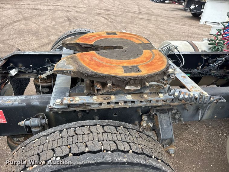 image for item NA9955 2010 Volvo VNL semi truck