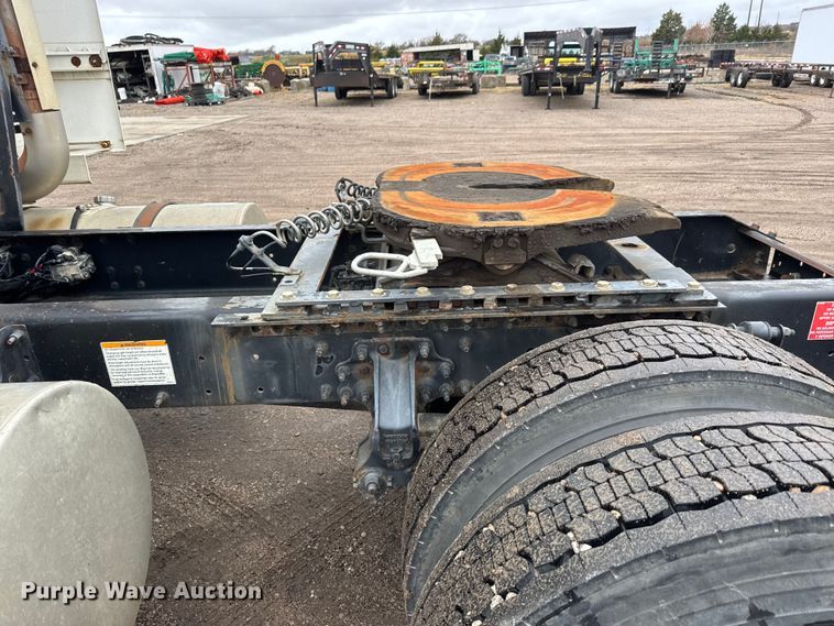 image for item NA9955 2010 Volvo VNL semi truck