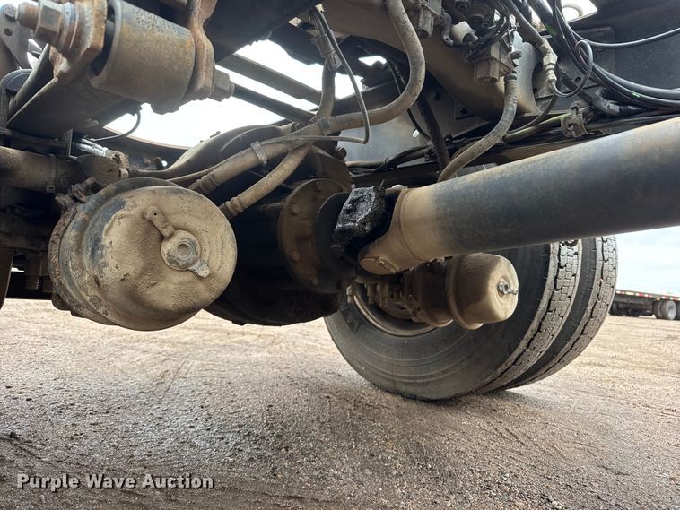 image for item NA9955 2010 Volvo VNL semi truck