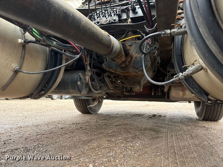 image for item NA9955 2010 Volvo VNL semi truck