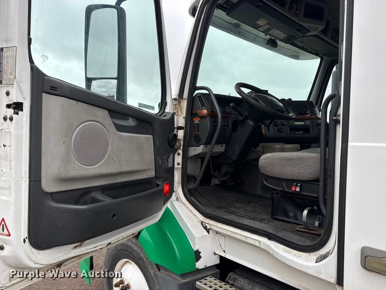 image for item NA9955 2010 Volvo VNL semi truck