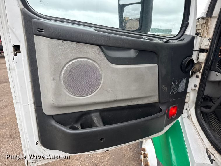 image for item NA9955 2010 Volvo VNL semi truck