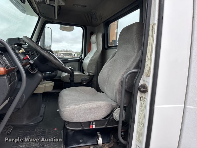 image for item NA9955 2010 Volvo VNL semi truck