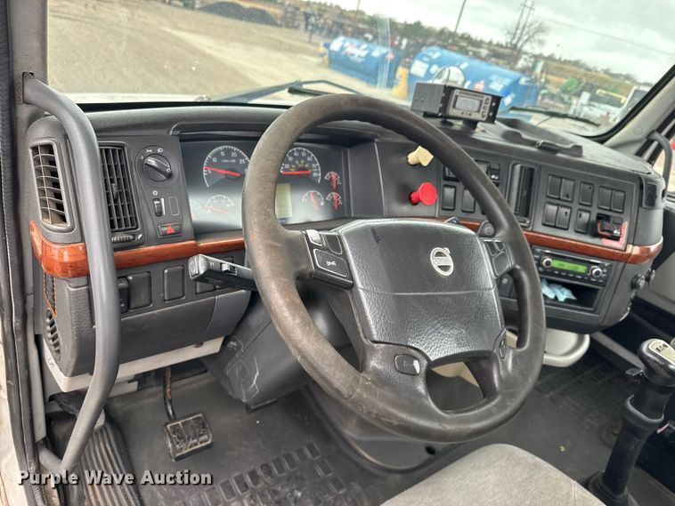 image for item NA9955 2010 Volvo VNL semi truck