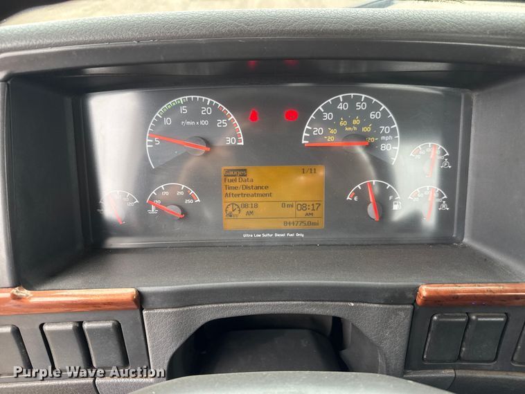 image for item NA9955 2010 Volvo VNL semi truck