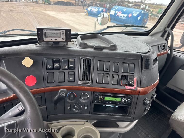 image for item NA9955 2010 Volvo VNL semi truck