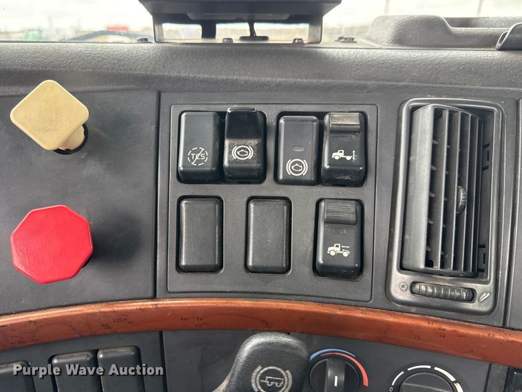 image for item NA9955 2010 Volvo VNL semi truck