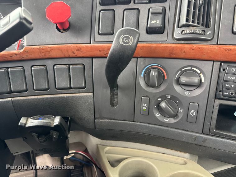 image for item NA9955 2010 Volvo VNL semi truck