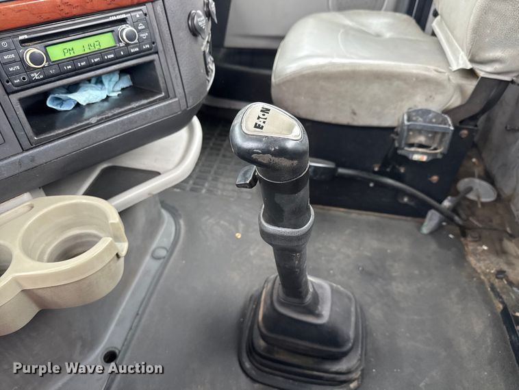 image for item NA9955 2010 Volvo VNL semi truck