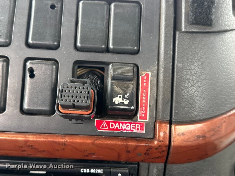 image for item NA9955 2010 Volvo VNL semi truck