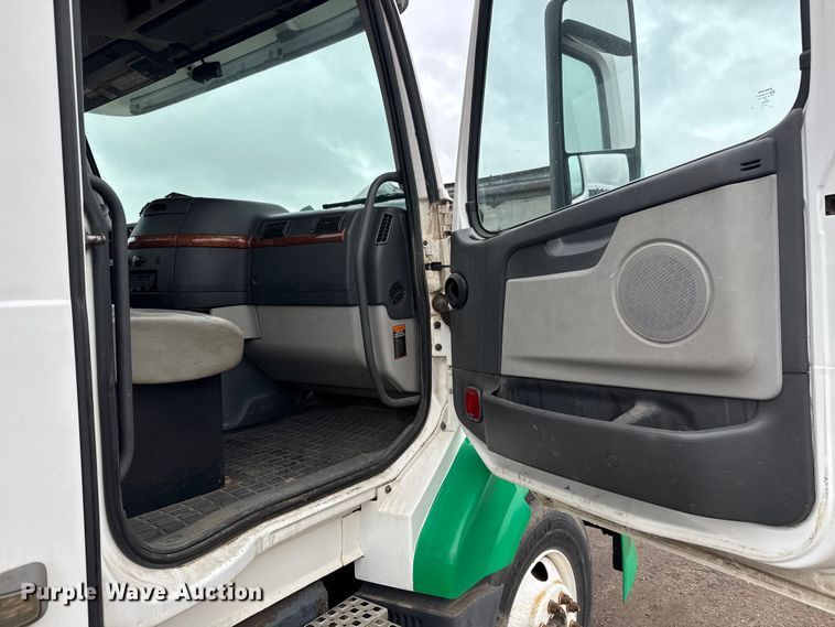 image for item NA9955 2010 Volvo VNL semi truck