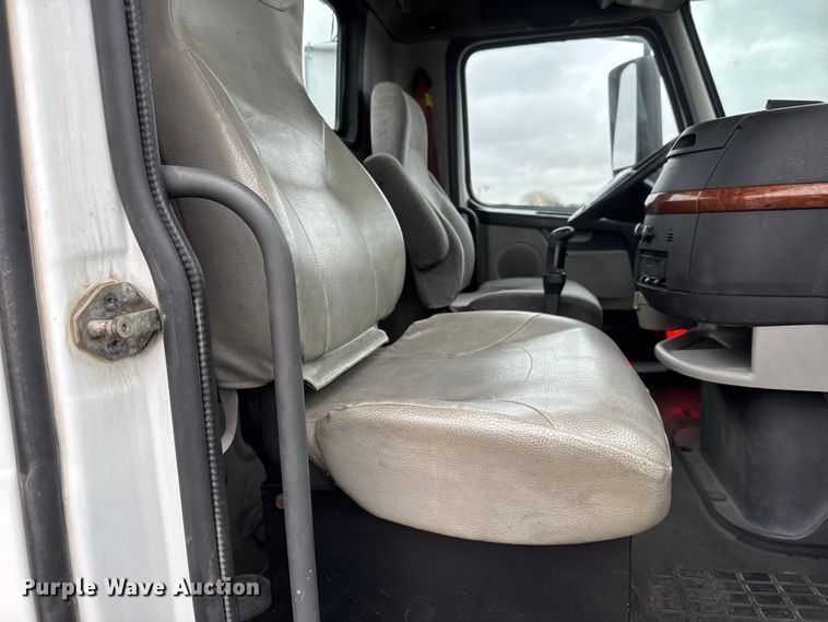 image for item NA9955 2010 Volvo VNL semi truck
