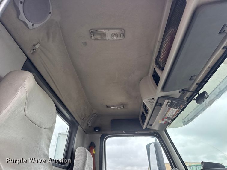 image for item NA9955 2010 Volvo VNL semi truck